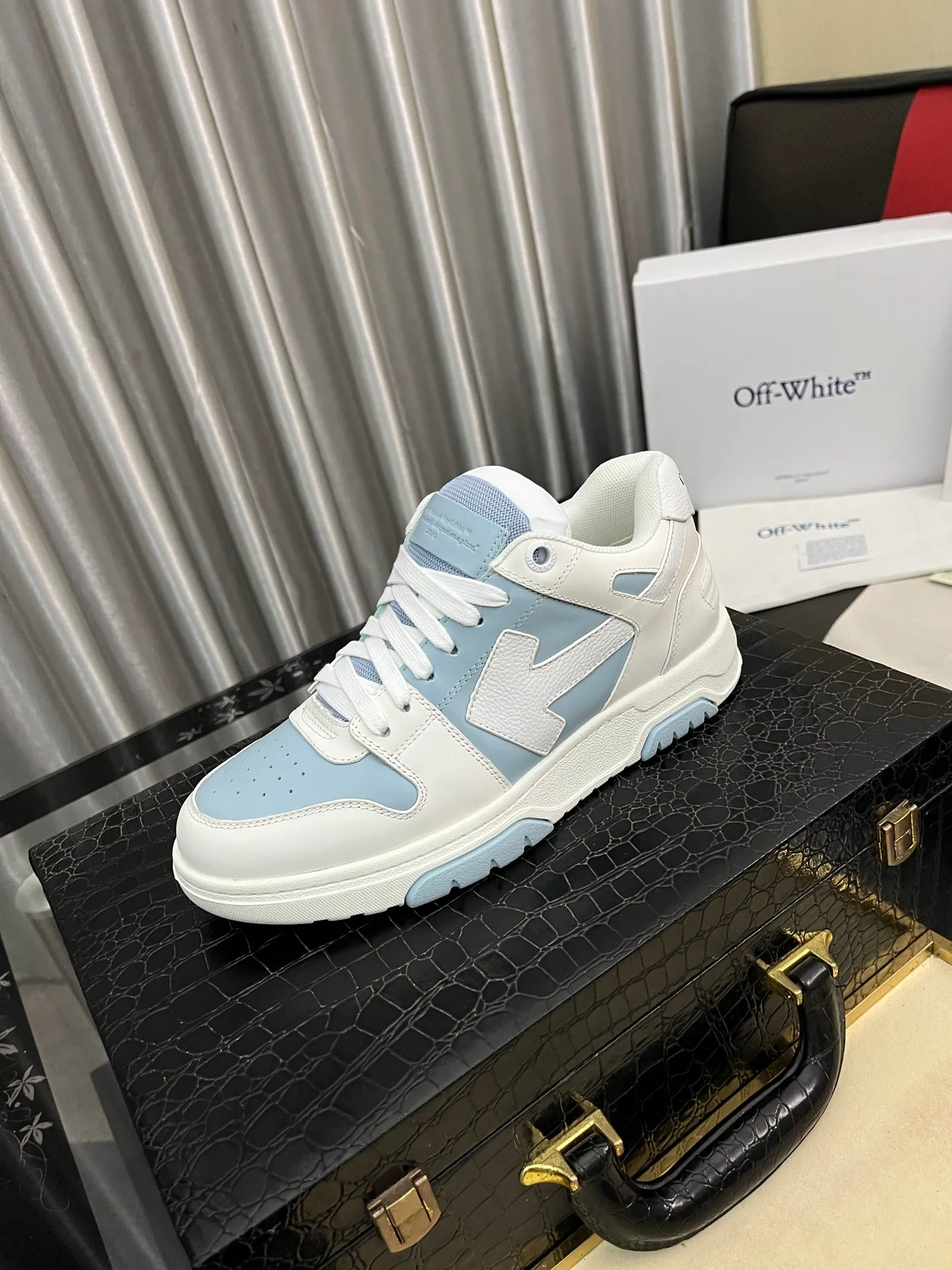 Men's shoes 💰600⌚️⌚️ OFF-White C/O VirGil Abloh fashionable and versatile casual shoes. Exclusive first release of the new model. Made of environmentally friendly cowhide leather and mesh fabric upper material. The insole is embedded with foam cushioning EVA material. The correct midsole is equipped with EVA lightweight cushioning. External tooth nail rubber outsole. The correct accessories can be customized simultaneously. Women's model: 35-40 Men's model: 39-45